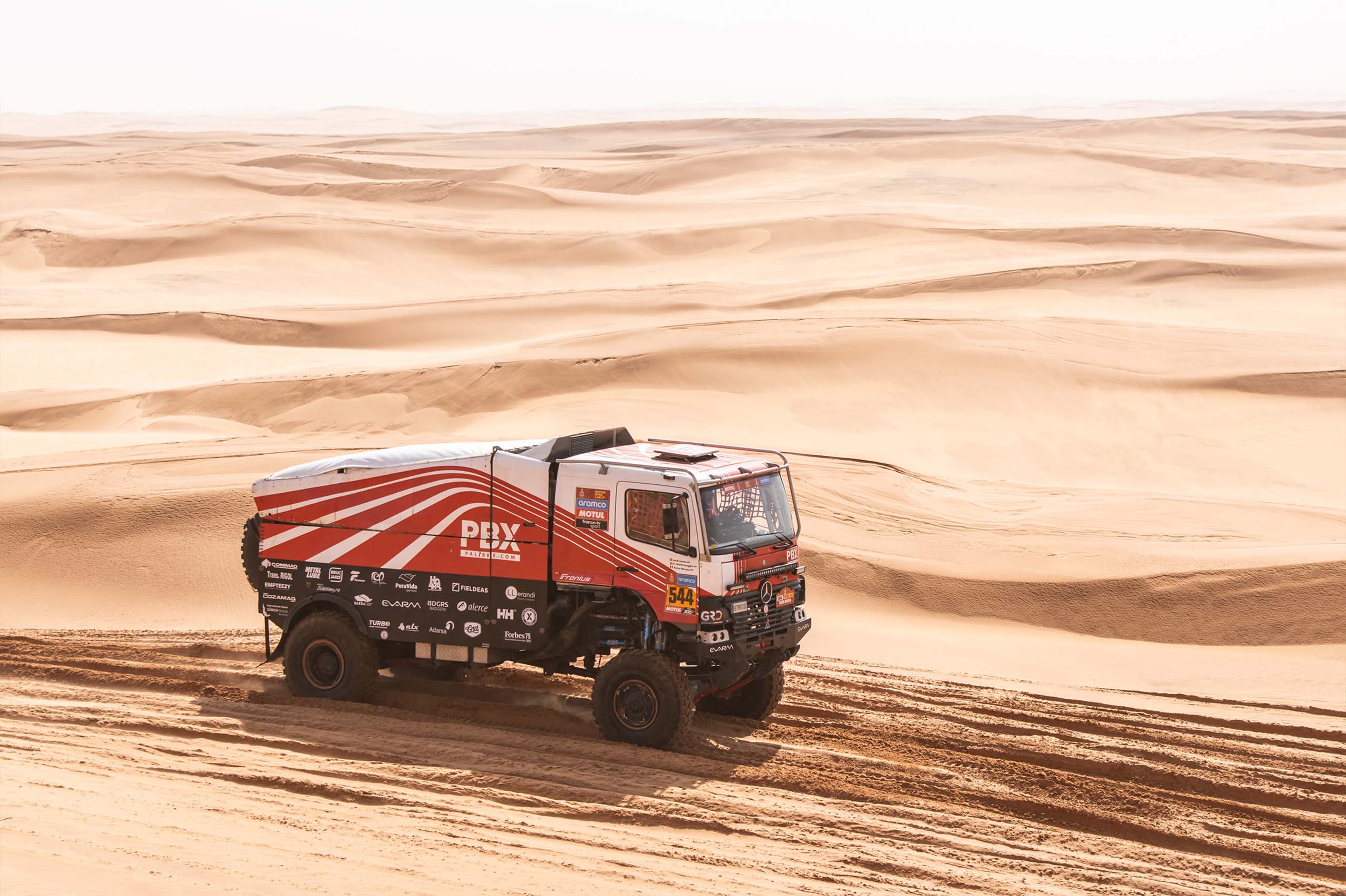 Equipo de asistencia - camion dakar - camion dunas desierto - pbx dakar team - palibex