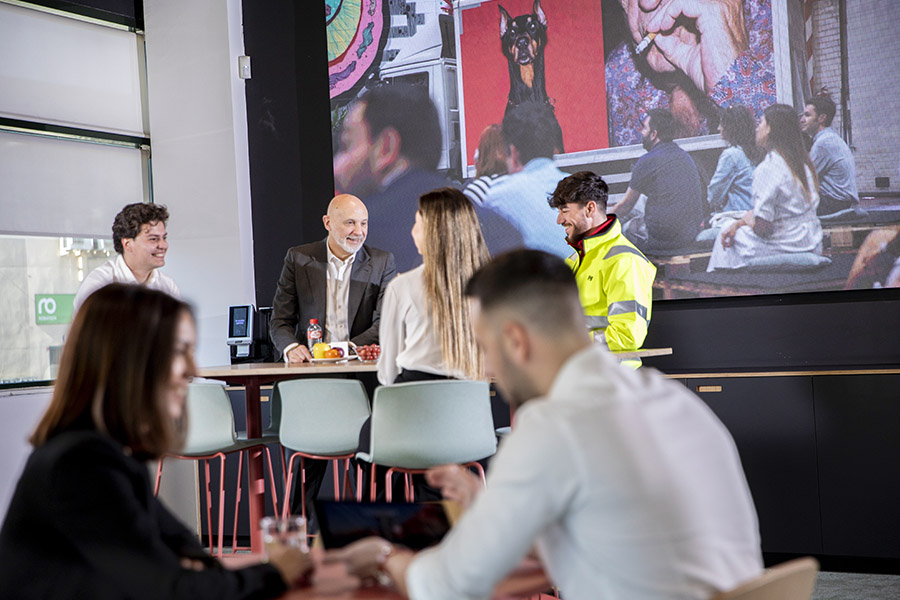 como mejorar la comunicacion equipos de trabajo-rodeado de colores